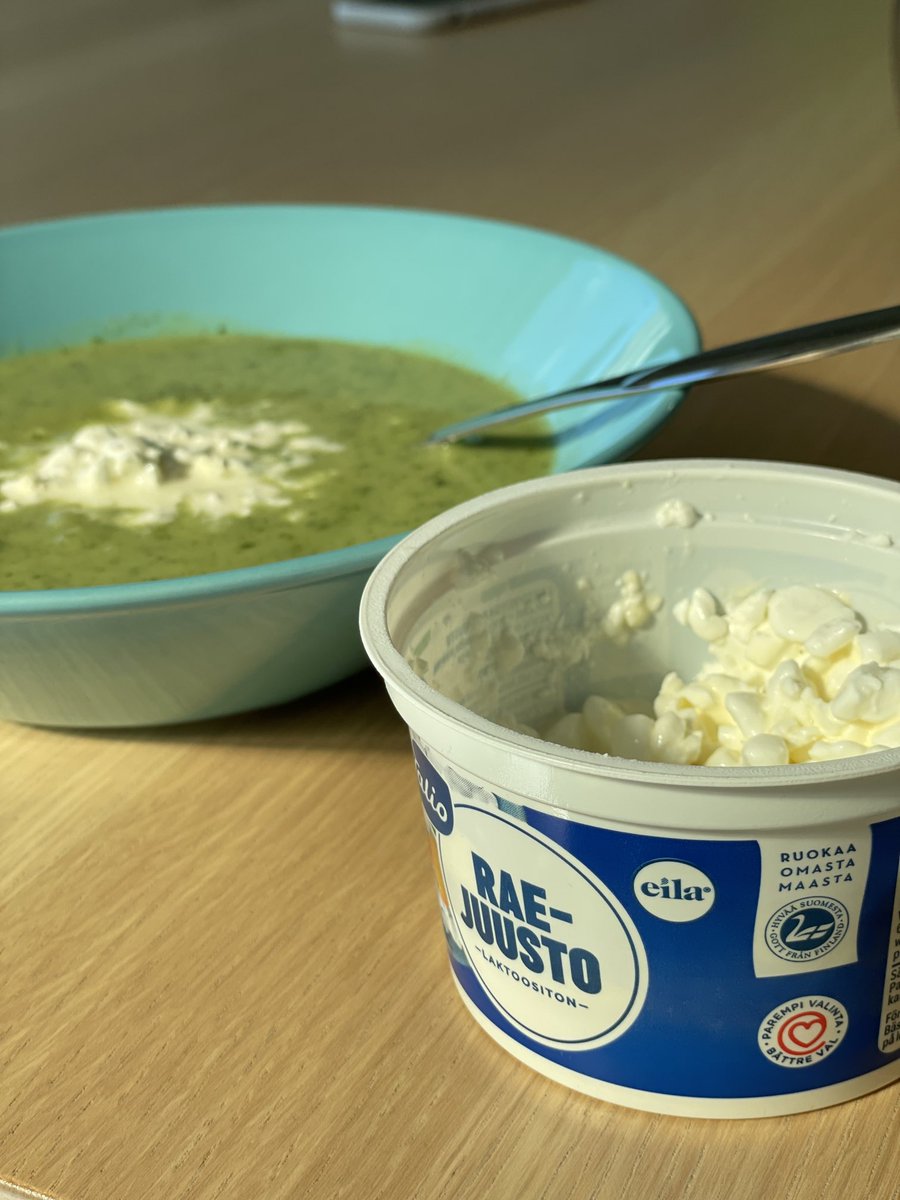 Niin on kiireinen päivä ettei ehdi ruokaa laittamalla juhlimaan #SuomalaisenRuoanPäivä’ä mutta onneksi on erinomaiset @HyvääSuomesta valmis pinaattikeitto ja <a href="/ValioFi/">Valio</a> raejuusto!