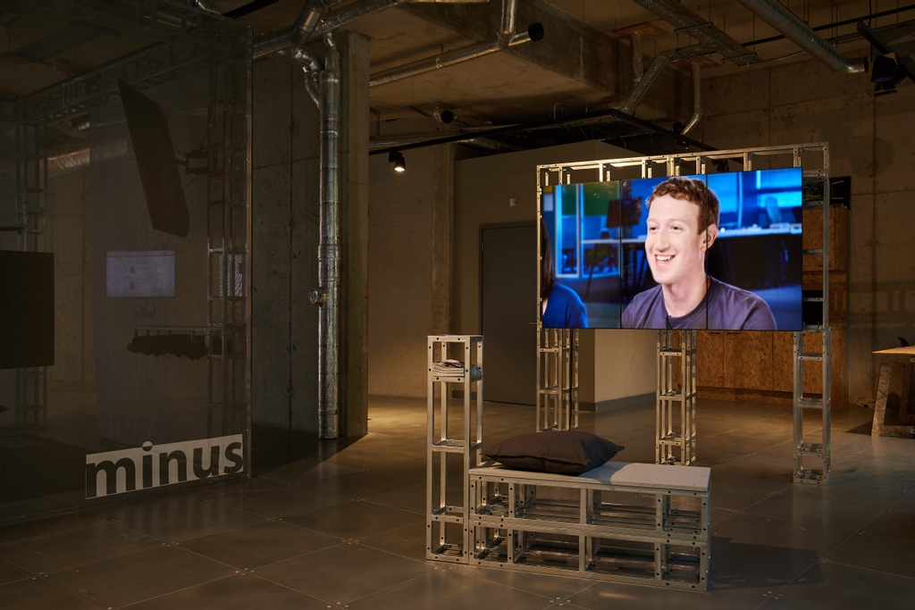 arebyte's tweet photo. 'Software for Less' by US artist @bengrosser 💻 is open!
The exhibition examines the cultural, social and political effects of software on contemporary society.
More info: https://t.co/yyUVratu90
📸 @oliverrudkin
#SoftwareForLess #DigitalArt #SocialMedia #BigTech https://t.co/CKNNT0f44Q