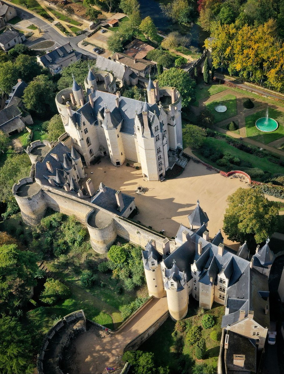 MontreuilBellay's tweet photo. 🔴 𝗗𝗔𝗡𝗦 𝗗𝗘𝗨𝗫 𝗦𝗘𝗠𝗔𝗜𝗡𝗘𝗦 🇨🇵 | Venez découvrir l'extraordinaire forteresse de Montreuil-Bellay à l'occasion des @JEP ! 

✅ Ce monument possède un charme tout particulier que nous serions ravis de partager avec vous ! 🤗 #JEP2021 #JourneesduPatrimoine https://t.co/z0bWSpNTMs