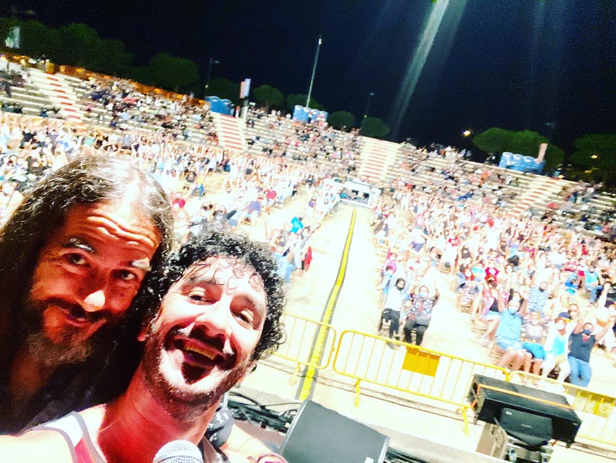 momocortes's tweet photo. ✅ ALCORCÓN. Aquí os dejo vuestra foto. 
Mil gracias a todos los asistentes. Ha sido tan emotivo para mi poder ofrecer mi show a la gente con la que crecí, que no lo puedo explicar con palabras. 
GRACIAS.
VOLVEREMOS ‼️‼️
@aytoalcorcon 
#alcorcón #momocortes https://t.co/LSRgo2LPUZ