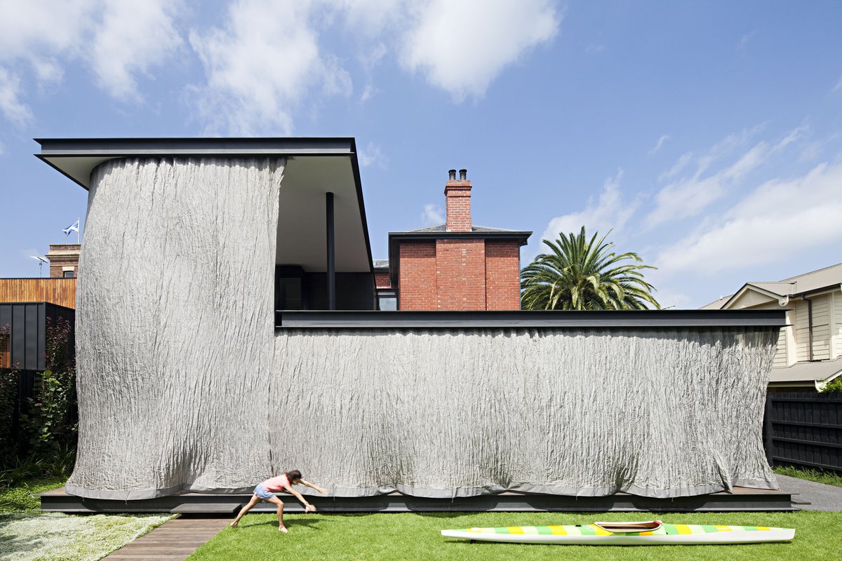 lopedetoledo's tweet photo. Controlan la cantidad de luz, delimitan espacios y proporcionan privacidad. Poco estamos hablando de las cortinas como elemento arquitectónico flexible.

[Hiro-En House, Matt Gibson Architecture] https://t.co/p8BjFepKtn