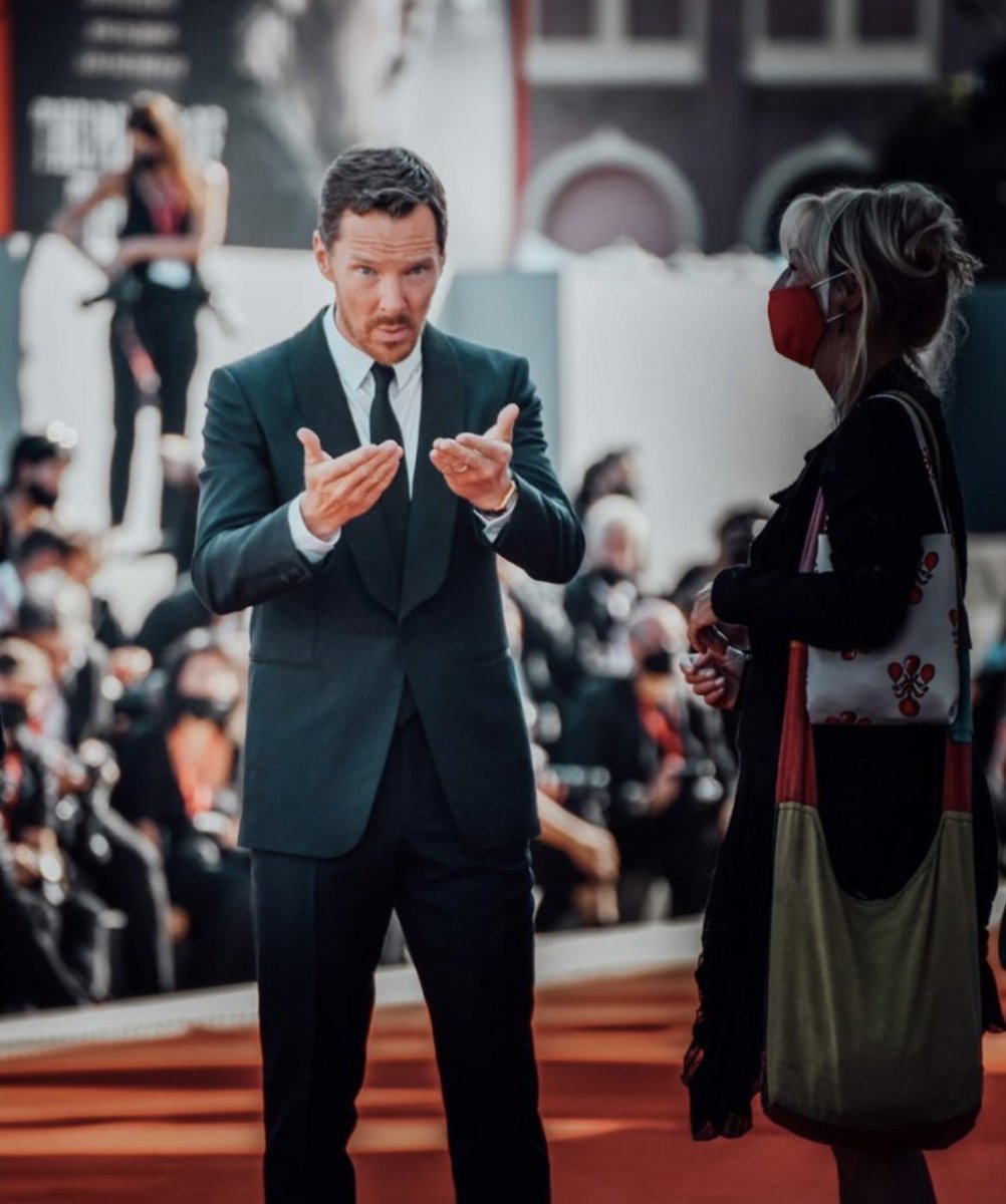 SmilingBenedict's tweet photo. 📸 ph. Francesca Pradella 

Benedict throwing a perfect heart sign at #venezia78 https://t.co/m74dFfZqej