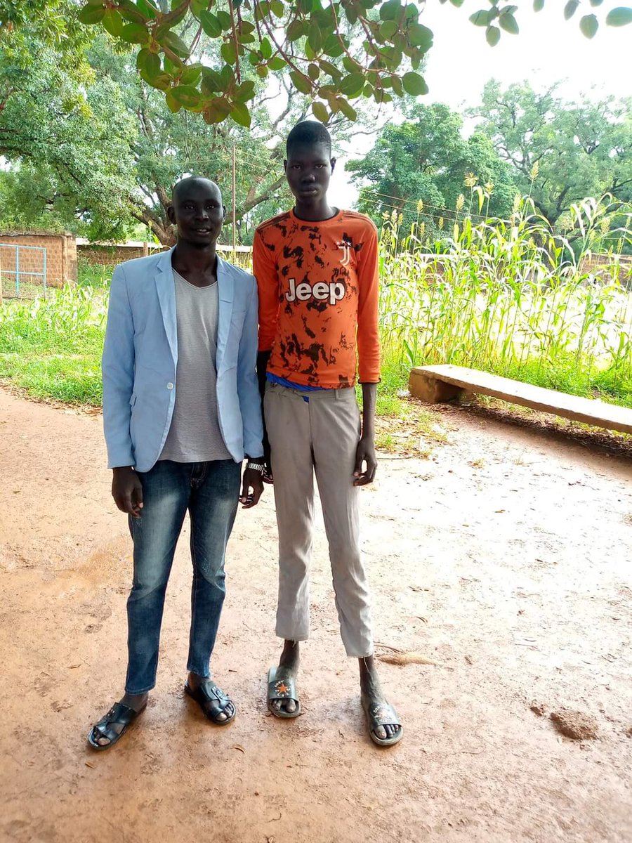 Everyone,meet Bol Majook A 16-year-old aspiring Basketballer, who wishes to play for a Basketball team one day. He hawks clothes in south sudan to support his career n the family back in the village. We can make his dream come true by RETWEETING!THANK YOU IN ADVANCE❤️