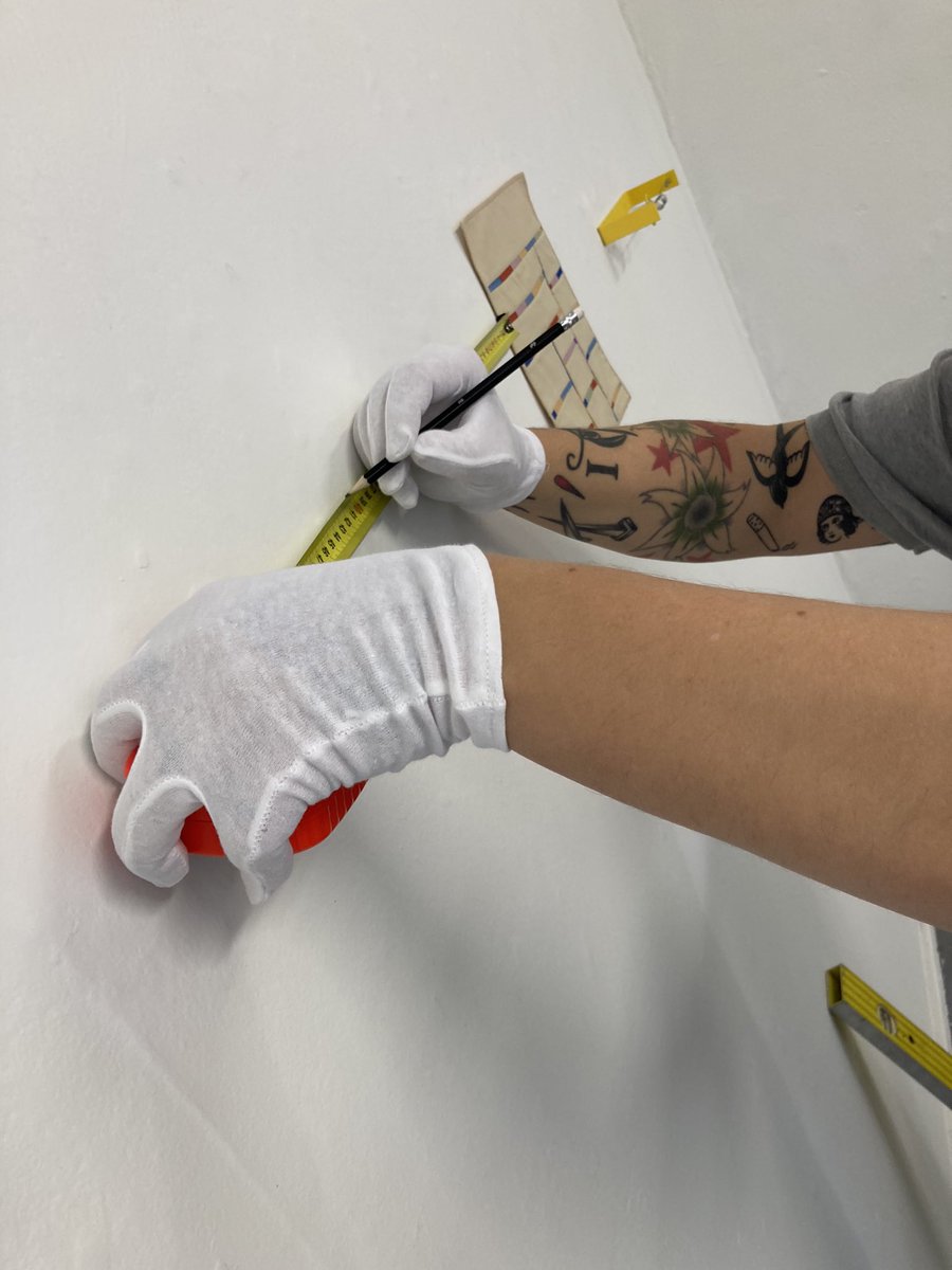 Samsýningin 30x30 opnar í dag kl. 16. Fjölbreytt verk 30 listamanna, margar gerðir, svipaðar stærðir. 

Sjaldséðir hvítir hanskar dregnir fram en ekki án tilefnis!