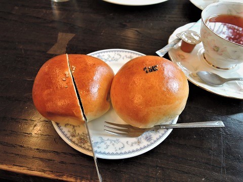 さとう祐介 週刊あんこ編集長 紅茶を飲みながら 伝説的あんぱん を食べてみた パン ドゥ ルアン 粒あんとこしあん 包丁で切ったら どっちがどっち アンパンマンとんだ あんぱん 那須あんぱん ルアン 週刊あんこ T Co