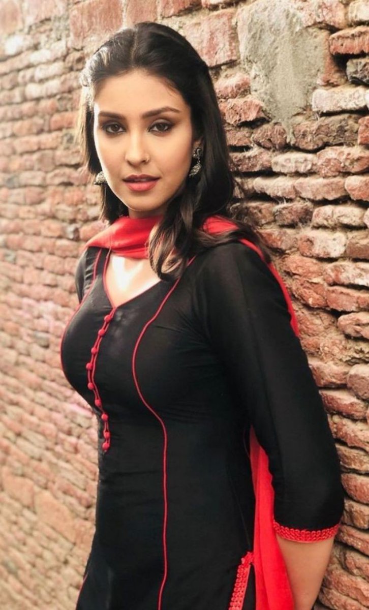 AnnuUMT's tweet image. اب جوانی کنٹرول نہیں ہوتی کیا کرو بتاٶ بتاٶ 😍😁