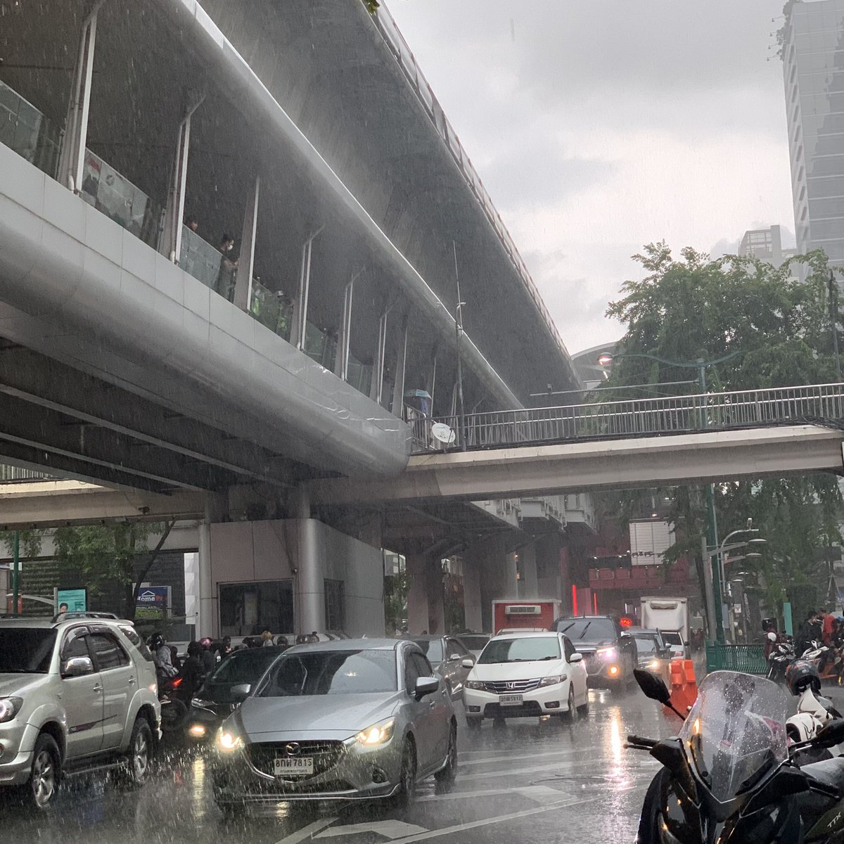 plodaek's tweet photo. ฝนตกหนัก  #ม็อบ4กันยา https://t.co/PNQPExWIpt