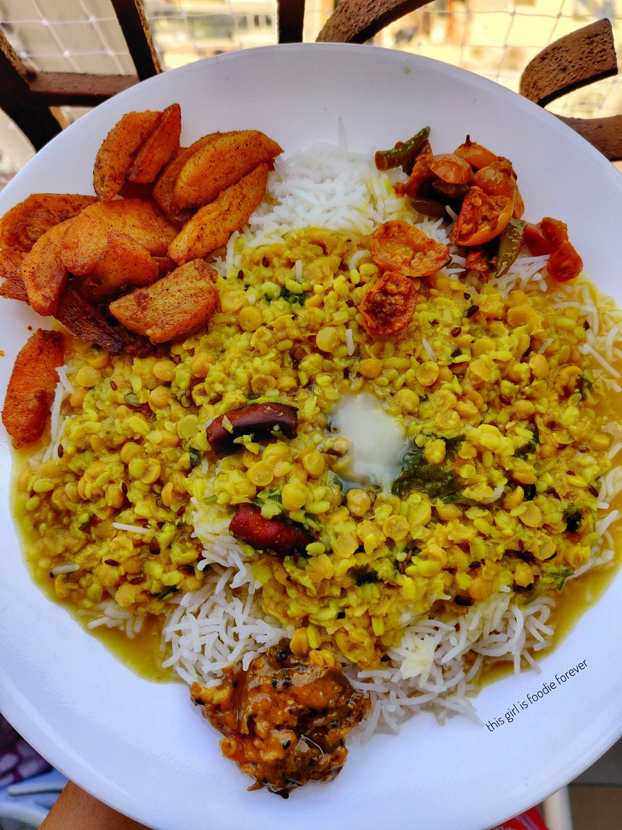 arpitanarayan_'s tweet photo. Nothing can beat the simple ghar ka khaana❤️
Daal chawal aalloo aachar ghee🔥
Best combo ever!!!
P.s .. Karaunde  ka aachar and aam ka aachar in the house😋
#homemadefood #food #vegetarianfood #kolkatafood #mumbaifood #delhifood #thisgirlisfoodieforever https://t.co/9B9WzjQPJV