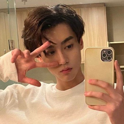 전허녕...점 선명하게 잘 보이는 사진들 너무너무 좋음...난 개인적으로 얼굴에 점 많은 사람 너무너무 사랑해서..◟( ◜◡◝ )◞