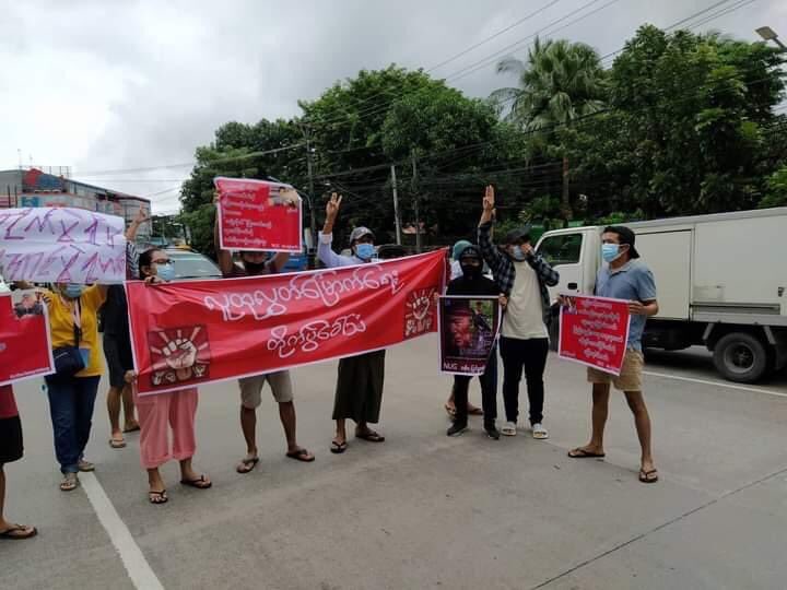 Activists from #Yangon staged a flash protest against the Myanmar's military junta on Saturday saying the slogan for the freedom of the people despite the heavy presence of junta forces.
#WhatsHappeningInMyanmar