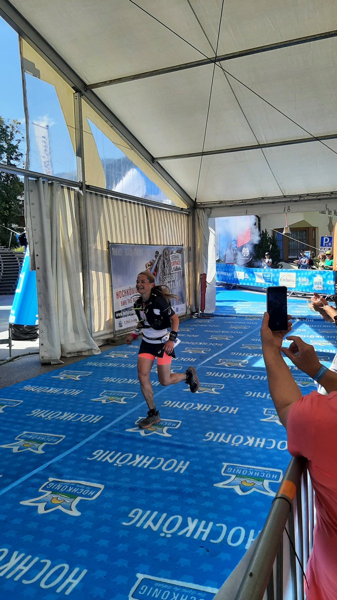 La première féminine de l'Endurance Trail vient de passer la ligne d'arrivée à Maria Alm en Autriche : l'autrichienne Esther Fellholer !! 12h32 pour 85,3 km et 5 160 m D+ 
(Avec @merrelloutside )