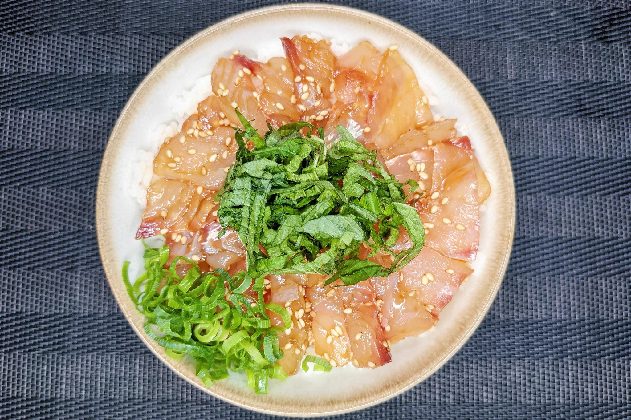 使う調味料はたったの2種類？！簡単でとっても美味しそうな漬け丼レシピ！