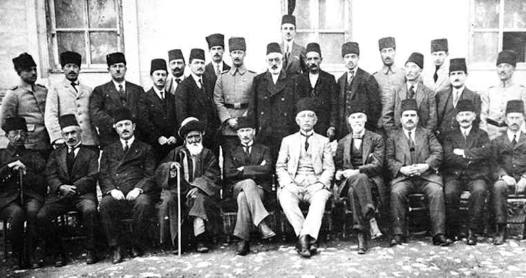 BeyAhlat's tweet photo. Cumhuriyetimizin temellerinin atıldığı Sivas Kongresi'nin 102. yıl dönümünde, İstiklal Mücadelemizin önderi Gazi Mustafa Kemal Atatürk başta olmak üzere tüm Millî Mücadele kahramanlarımızı saygı, rahmet ve minnetle anıyoruz.
#tarihtebugün 
#SivasKongresi 
#4eyluel1919 https://t.co/49VHR2B2hW