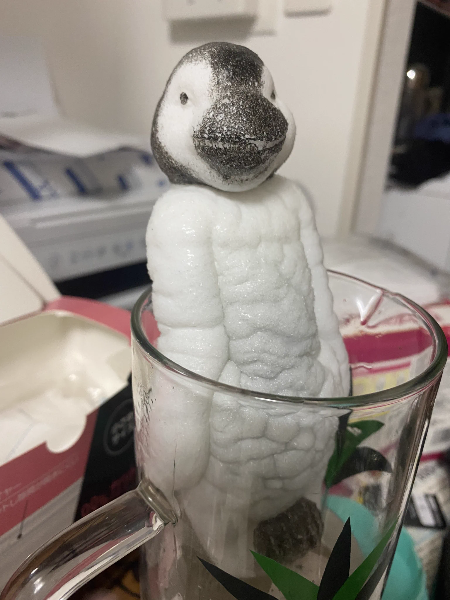 ペンギンの卵からヒナが出てくる！？誕生したものがキモすぎるwww