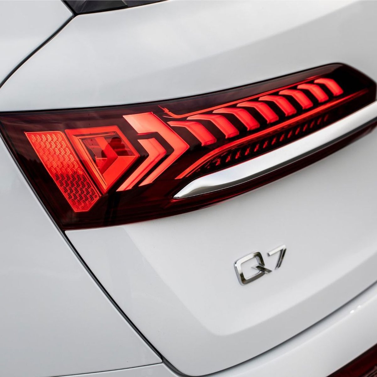 audisouthafrica's tweet photo. Audi’s LED rear light technology produces a distinctive light pattern and reach their full luminosity extremely quickly. The LEDs are long-lasting and practically maintenance-free.
#AudiTechnology #AudiQ7
📸: @auditograpghy https://t.co/kB2zdBun5B