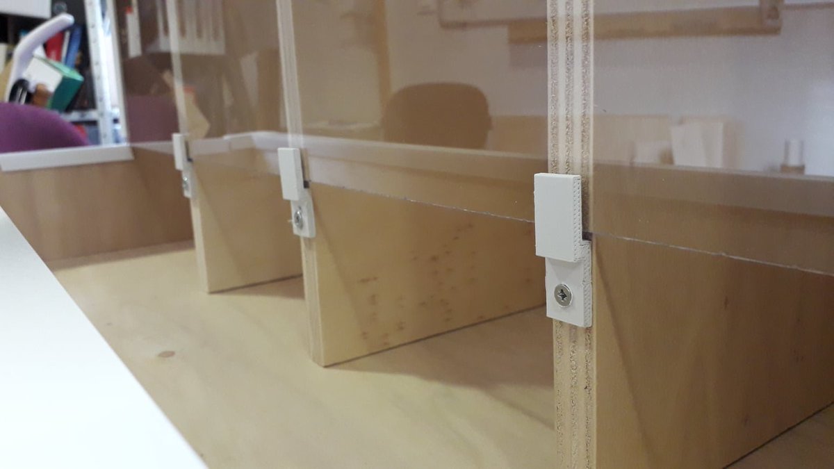 La dernière génération de DistribuABL vient d'arriver avec sa toute nouvelle vitre coulissante !
On espère voir vite ces distributeurs de protection périodiques et contraceptives accrochés au sein de <a href="/univ_lille/">Université de Lille</a> !