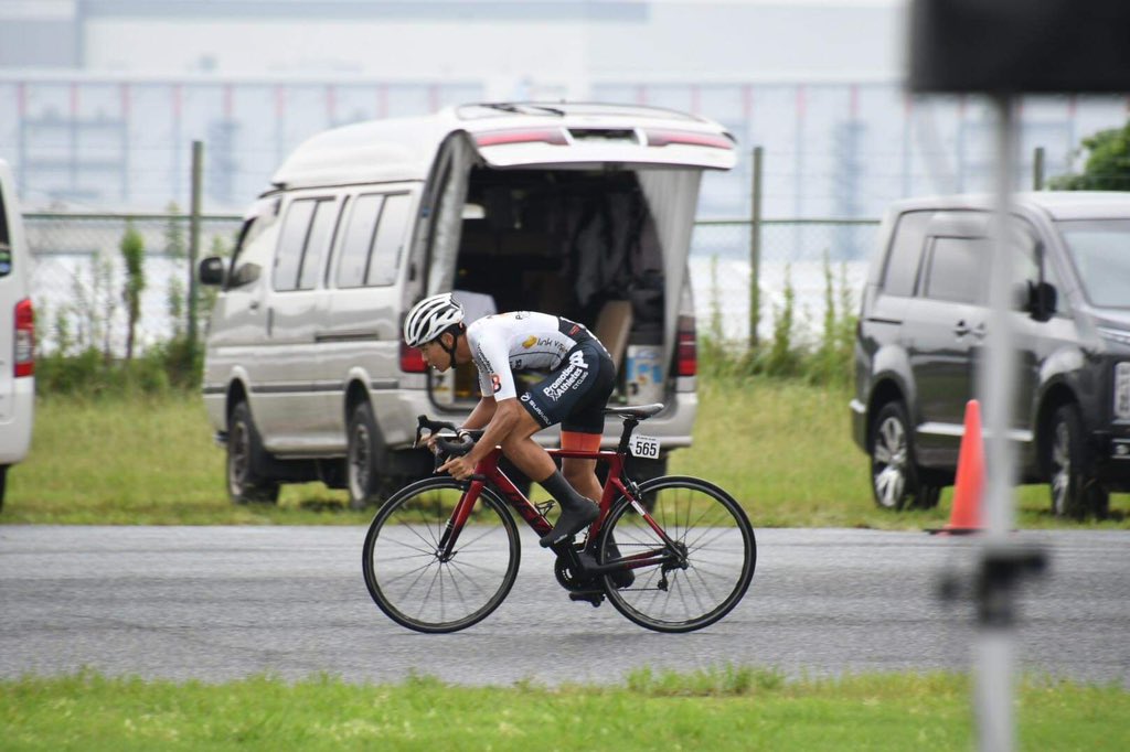 pxa_cycling's tweet image. E1には渡邉和貴選手が出場、テクニカルな低速コーナーは得意ではない為、コーナーではマージンを取りながら走行。その状態でもゴール時には1番時計でしたがその後トップタイムは塗り替えられ惜しくも2位😭明日のクリテは勝ちを目指して全力で戦います。#pxa_cycling #develproject