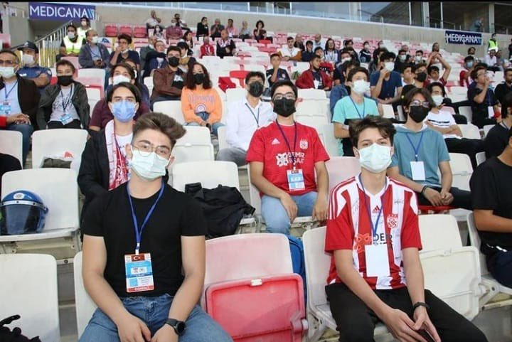 Bir çocuğun, şehrinin takımını izlerken gözlerindeki heyecana şahit olmak,gol anında yüzündeki mutluluğa bakmak, 7’den 70’e aynı coşkuyu birlikte yaşamak…Hiçbir ceza bizi bu güzelliklerden mahrum edemeyek.
#MinikYigidolaraBuyukCeza

<a href="/valisalihayhan/">Salih AYHAN</a> 
<a href="/SivassporKulubu/">Sivasspor</a> 
<a href="/TFF_Org/">TFF</a>