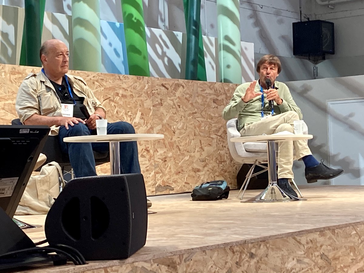 <a href="/N_Hulot/">Nicolas Hulot</a>: "Les pesticides jouent un rôle prépondérant dans l’effondrement de la #biodiversité. Je viens ici pour le rappeler ! Malgré ce que l’on sait, on continue d’utiliser toujours plus de #pesticides. Nous faisons collectivement encore la sourde oreille face à ce problème".