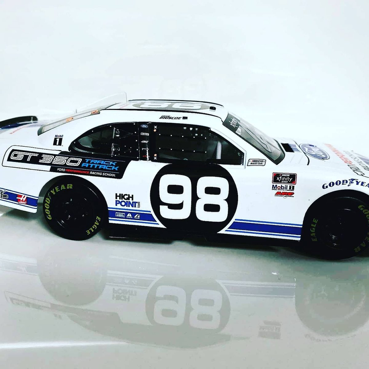 WHteamofficial's tweet photo. 🚨#GIVEAWAY🚨Win a limited edition @ChaseBriscoe_14 @FordPerformance Racing School @StewartHaasRcng autographed #diecast!
 
For a chance to win:
1️⃣ Follow @fpracingschool
2️⃣ Like &amp; retweet this post
3️⃣ Comment &amp; tag a race fan 

#WinningWeekend
#ChaseThe14 
#SHRacingFans
#NASCAR https://t.co/RLL2Db8UMc