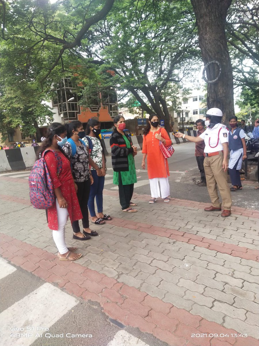 ಮಲ್ಲೇಶ್ವರಂ ಸಂಚಾರ ಪೊಲೀಸ್ ಠಾಣಾ ಸರಹದ್ದಿನಲ್ಲಿ ಸಾರ್ವಜನಿಕರಿಗೆ ಹಾಗೂ ವಿದ್ಯಾರ್ಥಿಗಳಿಗೆ ಎ ಎಸ್ ಐ ಶಾಂತಾ ಶೆಟ್ಟಿ. ಕೆ ರವರಿಂದ ಸಂಚಾರ ನಿಯಮಗಳು ಹಾಗೂ ಕೋವಿಡ್ 3ನೇ ಅಲೆಯ ಬಗ್ಗೆ ಅರಿವು ಮೂಡಿಸುವ ಕಾರ್ಯಕ್ರಮ ಜರುಗಿತು.