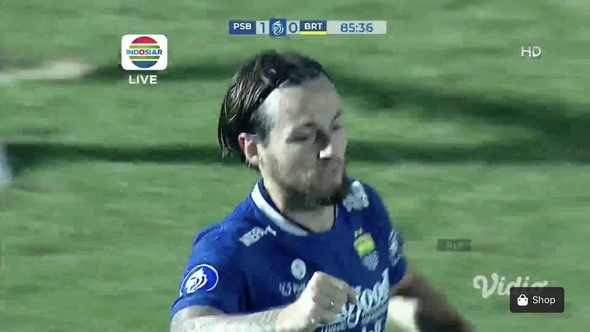 Indosiar's tweet photo. 86' GOAL! Pemain baru Persib, Marc Klok berhasil mencetak gol melalui tendangan bebas. 1-0 untuk Persib

#BRILiga1
#PersibDay
#BaritoPuteraDay https://t.co/EQGbagjw6e
