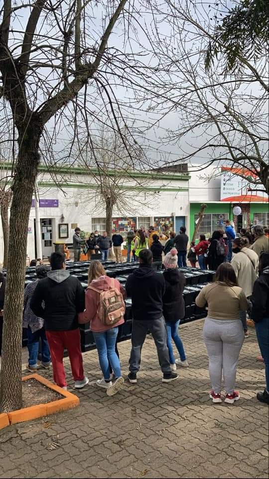 CanelonesSust's tweet photo. 🏡En #Canelones @IdCanelones seguimos transformando la Gestión de Residuos. #Hoy entregando composteras domiciliarias a las primeras 200 familias del Municipio de Cerrillos, @LosCerrillos_U consolidando el Prog. #hogares_sustentables, clasificando, reciclando y compostando. https://t.co/ImHMO7o6ZV