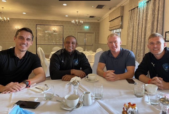 📸 Gary Neville, Paul Scholes &amp; Darren Fletcher with Roberto Carlos. 

Legends! 🤩🔴 #MUFC