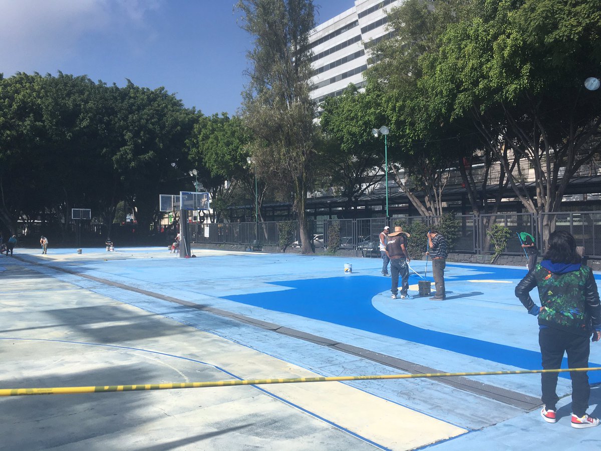 Bien por el mantenimiento a las canchas de baloncesto. Ojalá también tomen en cuenta mi petición para mejorar las condiciones de entrenamiento de atletismo sumando una fosa de salto. Y por supuesto, ¡sanitarios para los usuarios! <a href="/BJAlcaldia/">Alcaldía de Benito Juárez</a> <a href="/AccionesBJ/">Acciones BJ</a> <a href="/STaboadaMx/">Santiago Taboada</a>