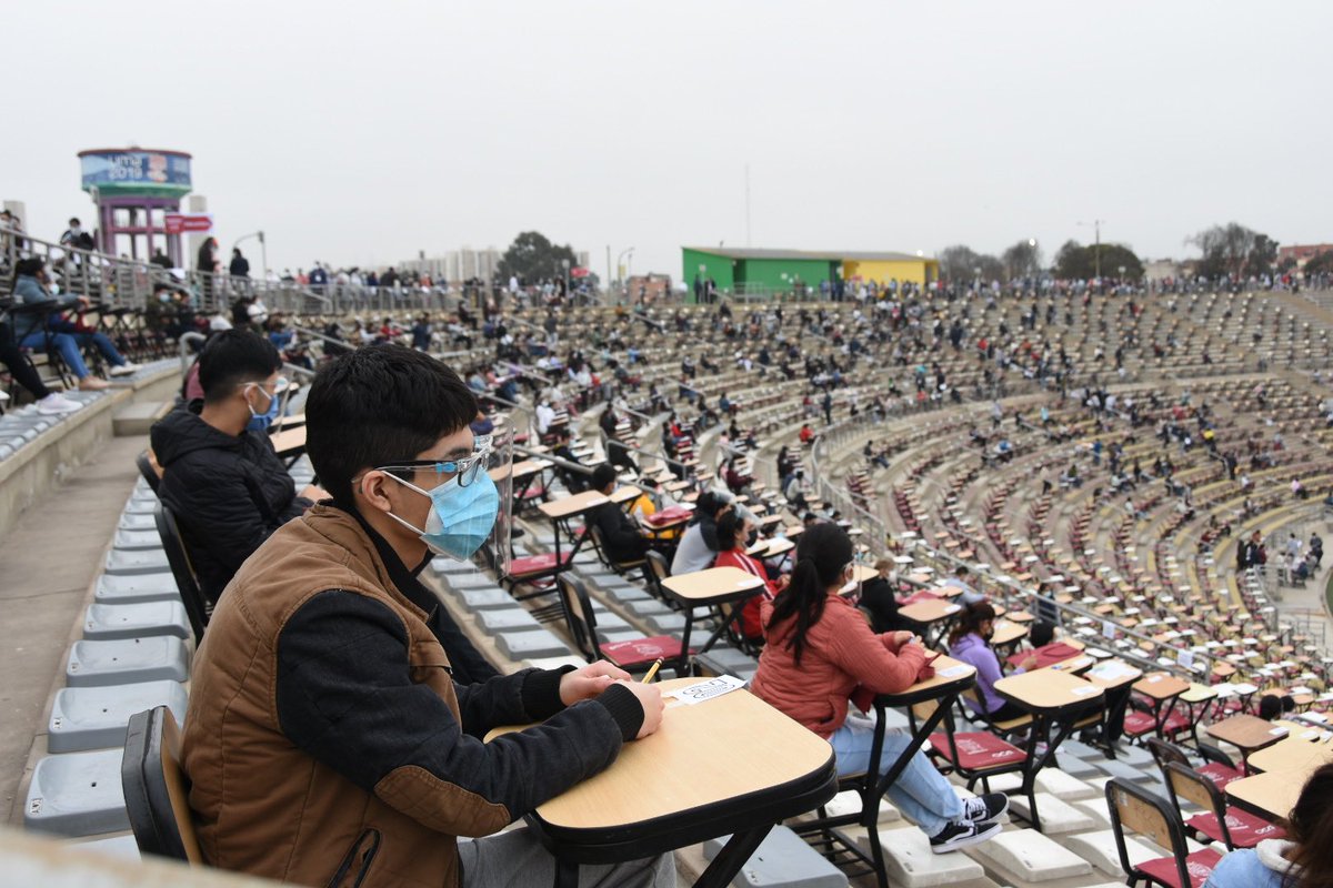 NaresckaCulqui's tweet photo. Mis ojos se hicieron agua al ver esta foto. Tantos jóvenes, tantos sueños, tantas historias, tantas familias luchando. Definitivamente, el Perú gana cuando apuesta por la educación. ¡Éxitos a las nuevas generaciones de San Marcos! https://t.co/USQ5c1LGvd
