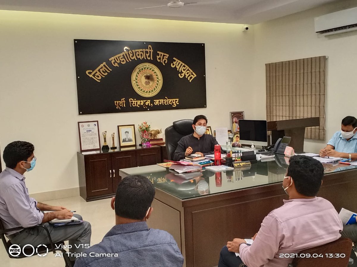 आज माननीय उच्च न्यायालय के लंबित वादों को लेकर समीक्षात्मक बैठक आयोजित कर लंबित मामलों के संबंध में बिंदुवार समीक्षा करते हुए संबंधित अधिकारियों को आवश्यक दिशा-निर्देश दिया।

<a href="/HemantSorenJMM/">Hemant Soren</a> 
<a href="/JharkhandCMO/">Office of Chief Minister, Jharkhand</a> 
<a href="/PRDJSR/">PRD East Singhbhum</a>