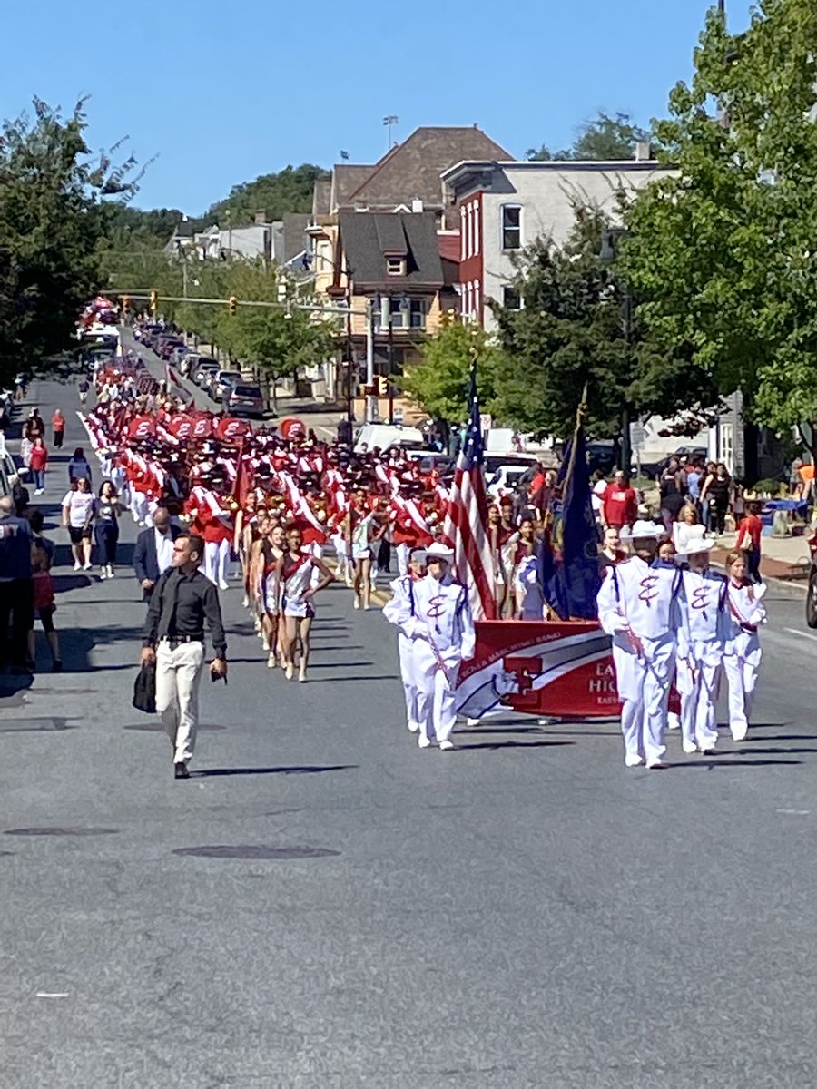 CCHSMusicalBoss's tweet photo. Love seeing the @EastonAreaSD @EAHS_Band out at #tunnelstotowers! Way to go guys! https://t.co/92zA5eqfbF