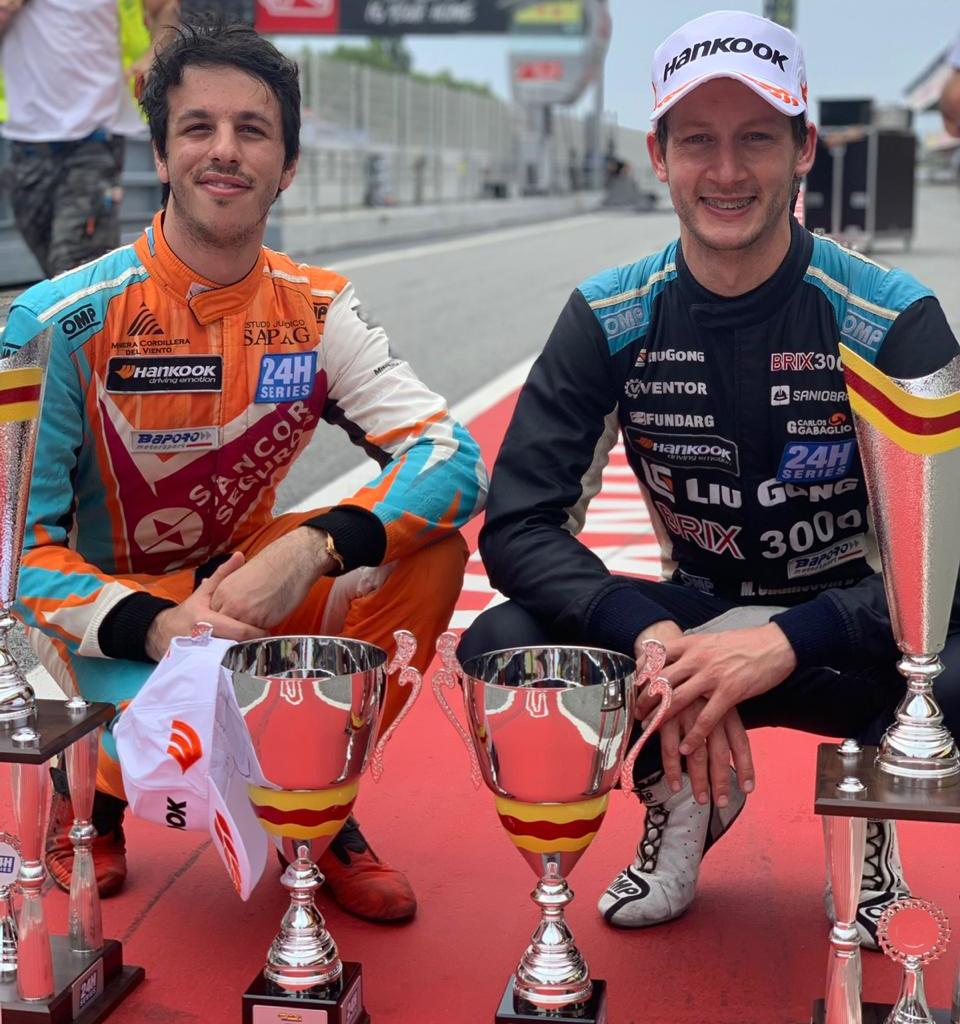 Corazondef1 (@corazondef1) on Twitter photo #RecuerdoCF1 🇦🇷
Hoy se están corriendo las #Hankook 24H BARCELONA en <a href="/Circuitcat_es/">Circuit de Barcelona-Catalunya</a> (real y virtual), en 2019 <a href="/manuelsapag/">Manuel Sapag🌐</a> y <a href="/chelociarrocchi/">Marcelo Ciarrocchi</a> con el SEAT CUPRA del <a href="/Baporo/">Baporo Motorsport</a> se quedaban con el segundo lugar 🥈. #RecuerdoCF1 🇦🇷
Hoy se están corriendo las #Hankook 24H BARCELONA en <a href="/Circuitcat_es/">Circuit de Barcelona-Catalunya</a> (real y virtual), en 2019 <a href="/manuelsapag/">Manuel Sapag🌐</a> y <a href="/chelociarrocchi/">Marcelo Ciarrocchi</a> con el SEAT CUPRA del <a href="/Baporo/">Baporo Motorsport</a> se quedaban con el segundo lugar 🥈.