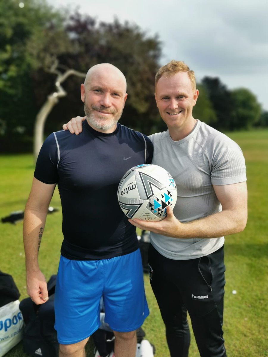 Manager <a href="/DannyBarker7/">Danny ✌️⚒️</a> presenting the match ball to hat trick hero <a href="/JoeBM12/">Joe BM</a> in today’s 3-1 win against Baddesley.
🔵⚪️⚽️