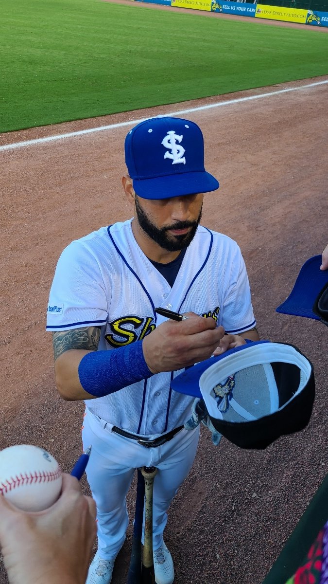 AllDayJose27's tweet photo. Welcome Home #Marwinning thanks for the autograph last night! Let's freaking go!!!
#ForTheH
#SugarLandSkeeters https://t.co/Q5rMrSO17O