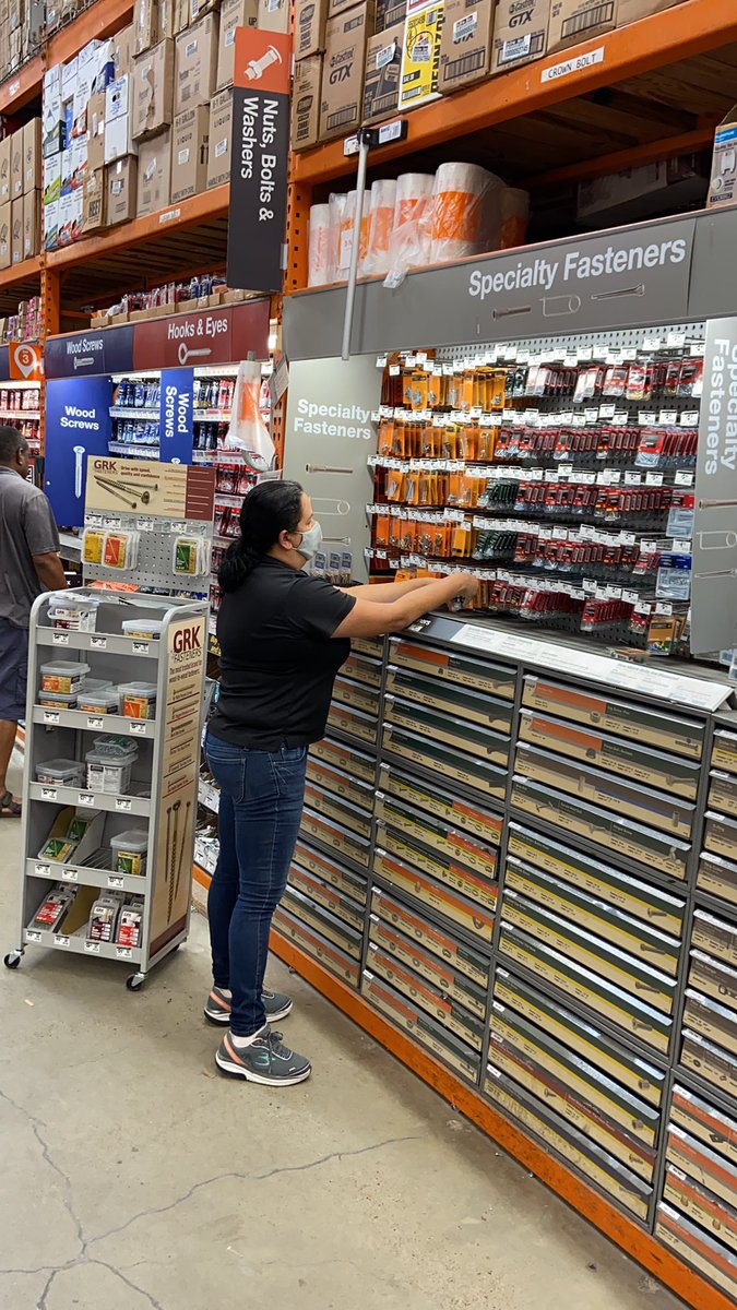 shawncheuka's tweet photo. @chance_lowry @Kevin_c_lam1111 @JarrodFarmer4 Team working hard at store 559/Market https://t.co/6XPIq5Elxr