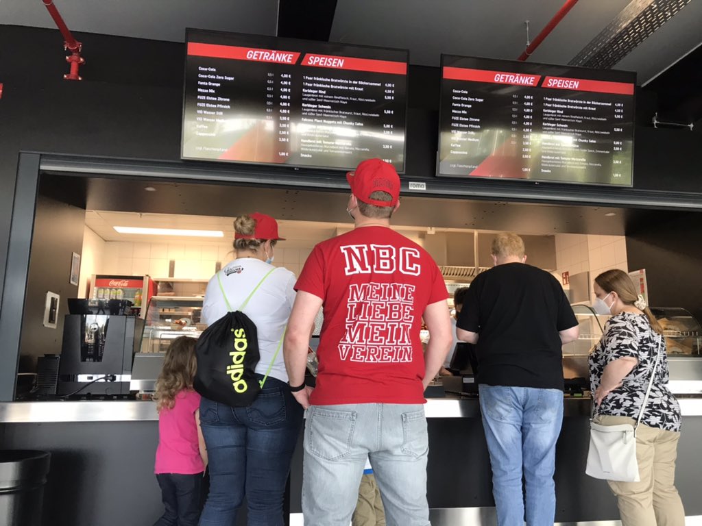 Da ist das Ding. Dass ich diesen Tag noch erlebe: Die <a href="/nue_falcons/">Nürnberg Falcons BC</a> in einer Arena, die diesen Begriff verdient. Ist tatsächlich sehr schick geworden. Könnte Spaß machen am Tillypark.