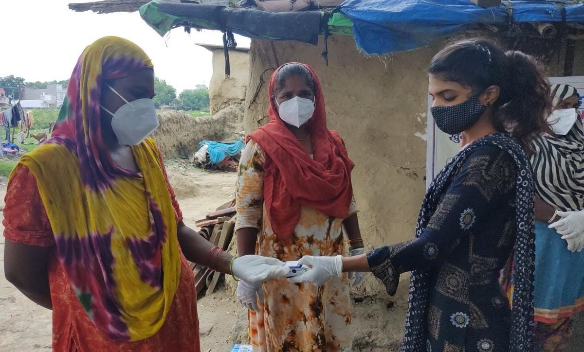 InitiativeOrg_'s tweet photo. आज इनिशिएटिव फाउण्डेशन इंडिया ने एक साथ अभियान के सहयोग से लखनऊ के 20 वालेंटियर्स और  समानता साथियों को मेडिकल सुरक्षा किट का वितरण किया और कोरोना की तीसरी लहर से बचाव के साथ साथ स्वास्थ्य सुरक्षा एवं जेंडर आधारित भेदभाव के मुद्दे पर समुदाय को जागरूक किया। #InitiativeForChange https://t.co/RufriKkVEE