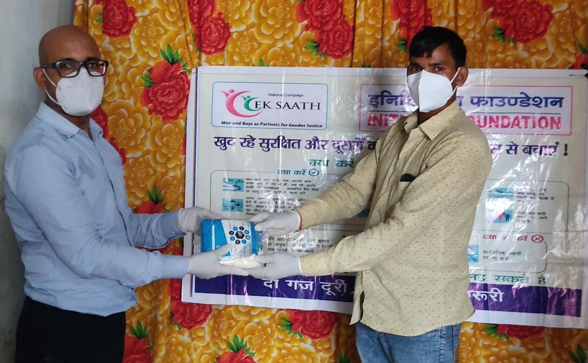 InitiativeOrg_'s tweet photo. आज इनिशिएटिव फाउण्डेशन इंडिया ने एक साथ अभियान के सहयोग से लखनऊ के 20 वालेंटियर्स और  समानता साथियों को मेडिकल सुरक्षा किट का वितरण किया और कोरोना की तीसरी लहर से बचाव के साथ साथ स्वास्थ्य सुरक्षा एवं जेंडर आधारित भेदभाव के मुद्दे पर समुदाय को जागरूक किया। #InitiativeForChange https://t.co/RufriKkVEE