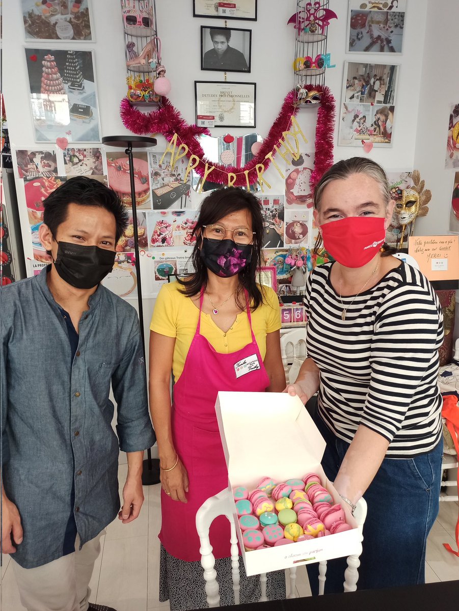 chapomp's tweet photo. 🍪Atelier macarons chez #macarong offert par mes supers collègues @francenumfr.
Pour en savoir plus sur l'aventure numérique de cet artisan pâtissier 👇 https://t.co/cO37yDpUGw https://t.co/5CRYfZQdKl