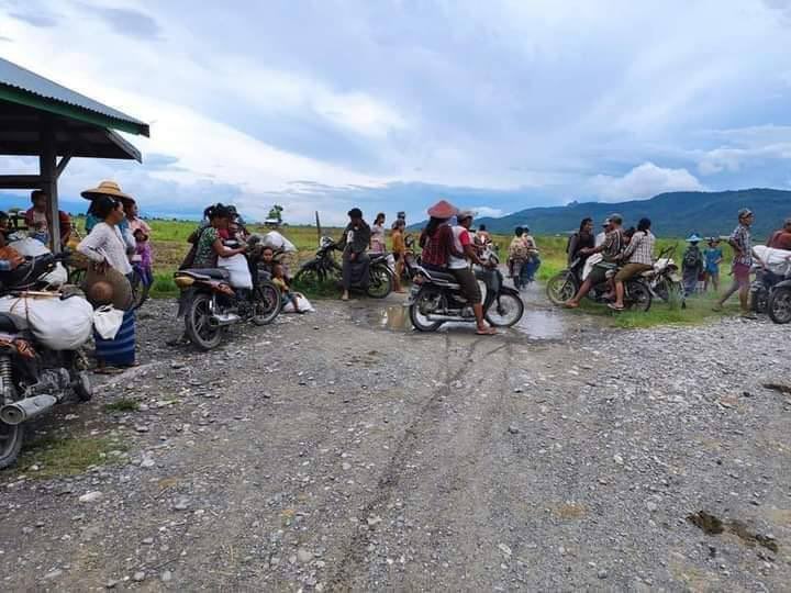 ThomasZinAung's tweet photo. #KaleTsp,#Sagaing ,Sept;3, about 50 members of the Terrorist Military raided Ingyun village and clashed with #Kale_PDF.SAC set fire to the homes of innocent civilians from #Yeshin Village. #WhatsHappeningInMyanmar #TakeAction_NoMoreWords  #Sep4Coup  https://t.co/cmouIxygyC