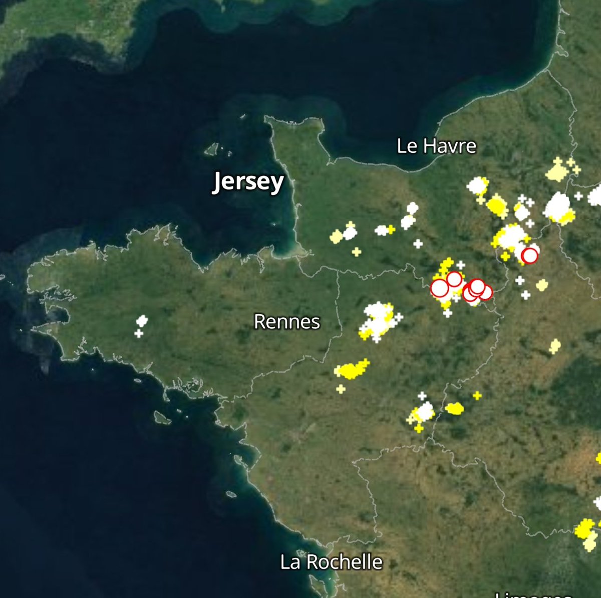 ⌚Actuellement le centre de la Mayenne est sous une cellule orageuse  développée ⚡L'est du département pourrait aussi être concerné #orage #mayenne #mayenneorages