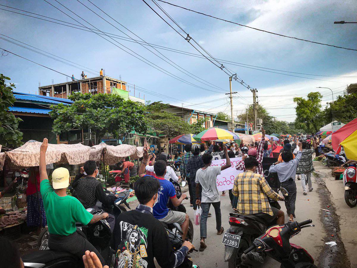 ThomasZinAung's tweet photo. Mandalay Alliance Strike marched through the streets chanting revolutionary slogans in an attempt to overthrow the military dictatorship. #TakeAction_NoMoreWords #Sep4Coup  #WhatsHappeningInMyanmar https://t.co/ucX78lQrXq