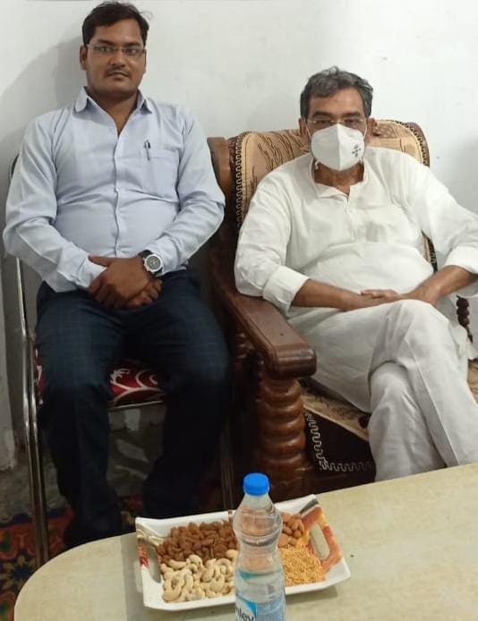 Bctwa2019's tweet photo. 3-9-2021को गोपालगंज के जिलाध्यक्ष जितेंद्र वर्मा जी के द्वारा जदयू के संसदीय बोर्ड के अध्यक्षश्री उपेंद्र कुशवाहा जी को पूर्व में काम किए कंप्यूटर शिक्षकों का ज्ञापन सौंपा. माननीय@UpendraKushJDU जी ने आश्वस्त किया कि कंप्यूटर शिक्षकों की प्रक्रिया चल रही है@VijayKChy @NitishKumar https://t.co/gWwI94A4Lm