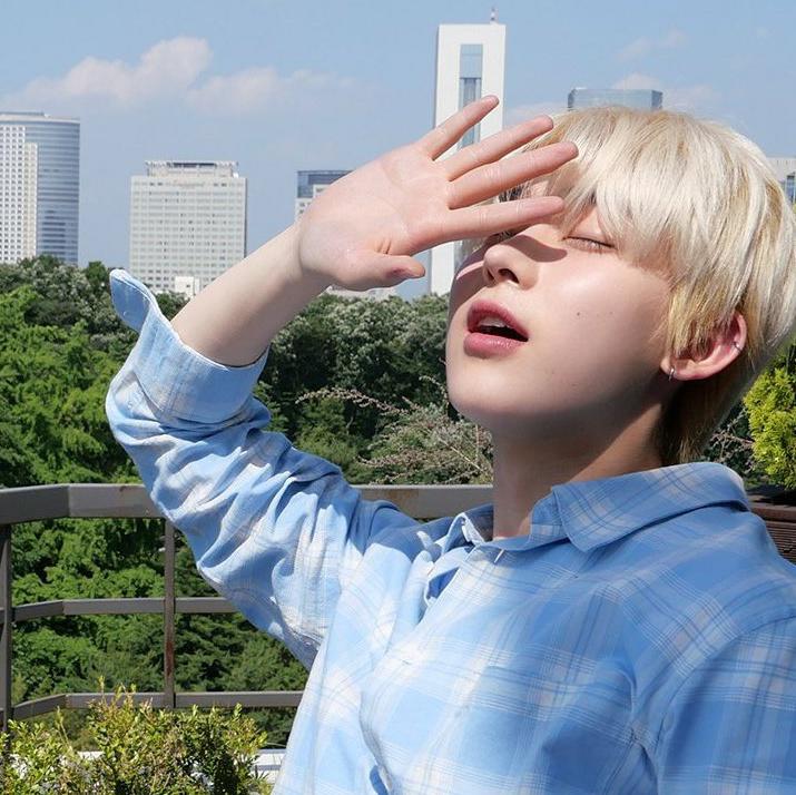 งดงามราวกับงานศิลป์ หากใครบอกว่าแยกไม่ออกเลยว่านี่คือมรรตยบนพสุธา หรือ บุตรโอรสเอกของธิดาในเทพนิยาย นั่นคือความฉงนที่เกิดขึ้นจริง เพราะคิมซอนอูนั้นเป็นเลอเลิศเกินคำบรรยาย