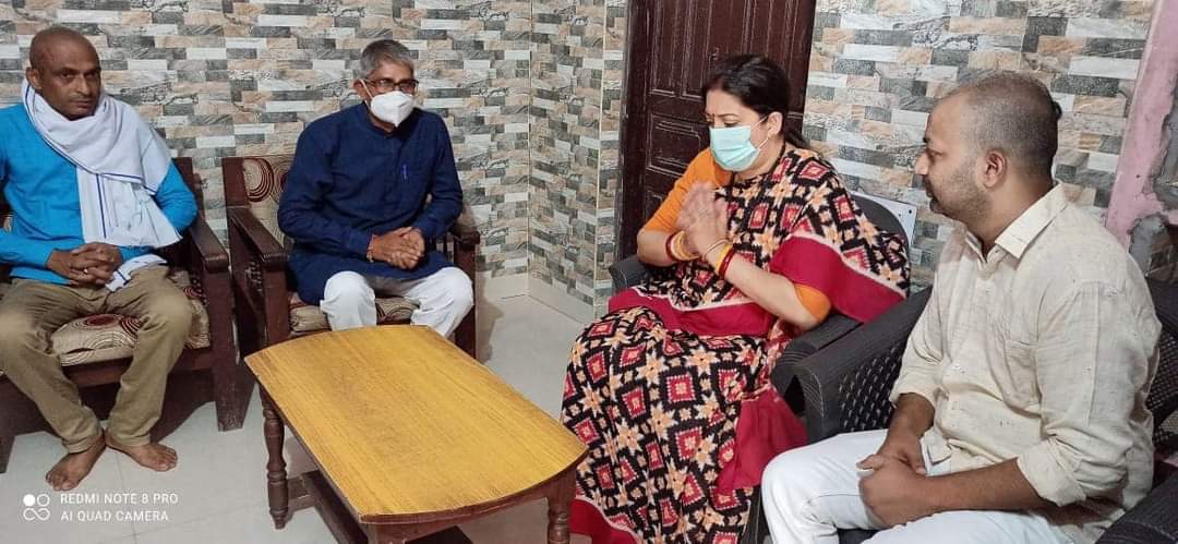 dsybjpamethi's tweet photo. @smritiirani दीदी जी हर पल अपनों के साथ आज राजीव शुक्ल पूर्व जिलाध्यक्ष युवा मोर्चा की माता जी के स्वर्गवास पर शोक सवेंदना व्यक्त करने उनके आवास पर पहुंची https://t.co/v6nYTaolNq