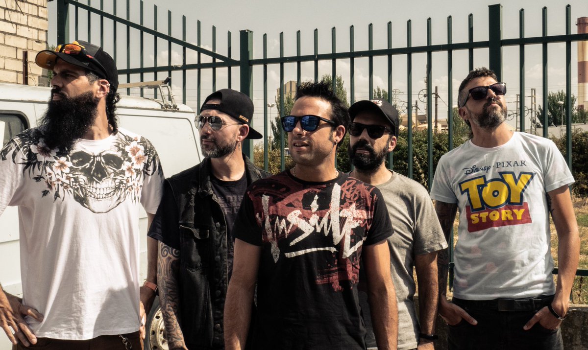 SÁBADO 16 DE OCTUBRE
en la sala Andén 56
ESLABON estaremos presentando en Burgos nuestro último disco "programados para la pereza" junto con A Sako.
(Próximamente más información sobre las entradas)