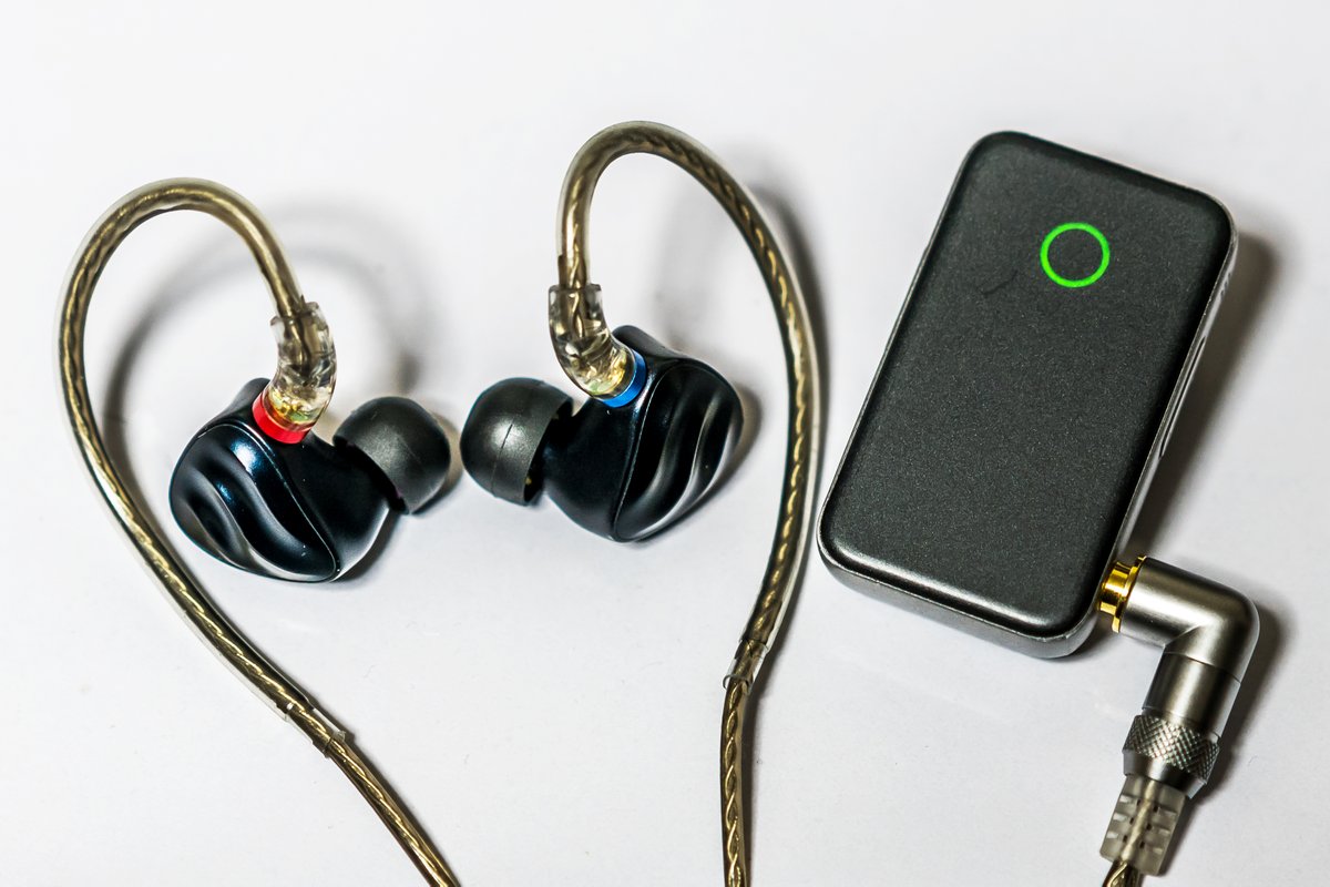 Dakiny's tweet photo. #RADSONE Earstudio ES100 MK2を持っているので、#Fiio FH3をワイヤレス化してみた。便利なだけでなく、スマホ直差しよりウォームで力強い音。純正アプリ使用でさらにいい音に;-)
#ヘッドホンアンプ #DAC
#ポータブルヘッドホンアンプ #ポタアン
#EarStudio ES100 MK2
https://t.co/k0AXA0JQz2 https://t.co/qhLGCmnpb0
