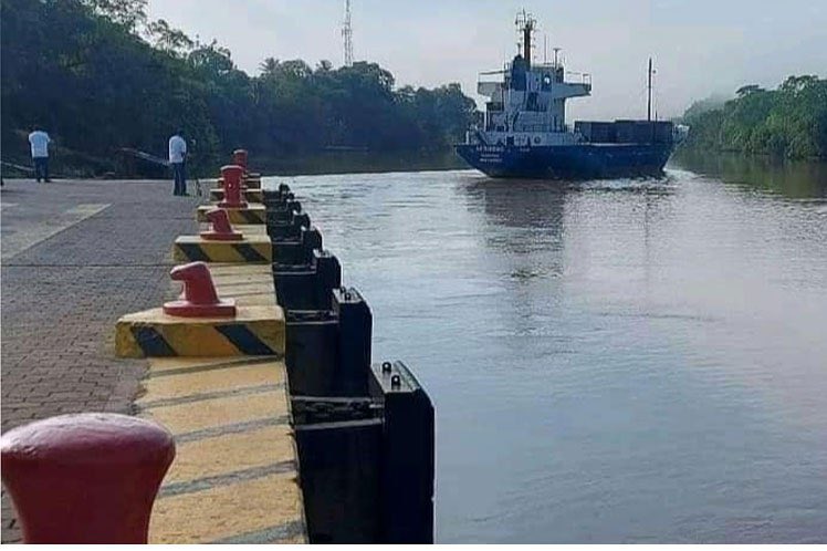 El barco Augusto César Sandino navega rumbo a #Cuba con un cargamento solidario de 729 T de alimentos donados por Nicaragua para la isla.Gracias al hermano pueblo d Nicaragua #NoMasBloqueo #SolidaridadMundial #SomosCuba