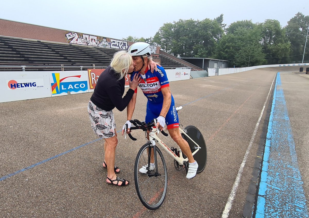 WielerbaanGL's tweet image. 𝗖𝗢𝗥 𝗩𝗔𝗡 𝗗𝗘 𝗦𝗟𝗨𝗜𝗝𝗦 𝗩𝗘𝗥𝗕𝗘𝗧𝗘𝗥𝗧 𝗨𝗨𝗥𝗥𝗘𝗖𝗢𝗥𝗗 𝟴𝟬+
Vanochtend verbeterde Cor van de Sluijs  (82) uit Harmelen het uurrecord in de categorie 80+. Hij fietste 32 km en 664 m. Oude record 31.249 km stond op naam van Theo Ankoné (86) uit Warnsveld.